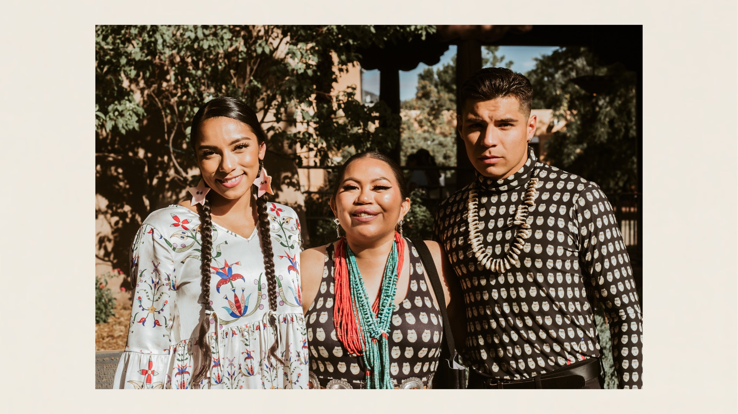 Jayli Fimbres, Naiomi Glasses und Tavares Andres in Designs von Lauren Good Day bei der 100. jährlichen Indigenous Fashion Show in Santa Fe 